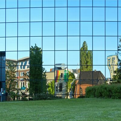 Bild vergr&ouml;&szlig;ern: Geb&auml;ude spiegeln sich in der Glasfassade des AOK-Servicecenters in Neubrandenburg