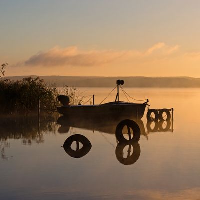 Bild vergr&ouml;&szlig;ern: Boot auf dem Carwitzer See bei Feldberg bei Sonnenuntergang
